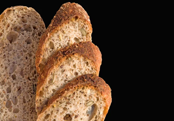 Segmenten van verse zelfgemaakte Alpine stokbrood geïsoleerd over zwart. — Stockfoto