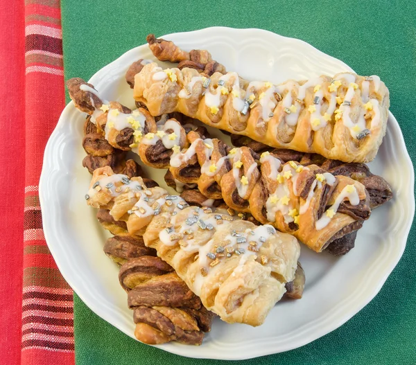 Tallrik med croissanter tillverkade i form av julgran. — Stockfoto