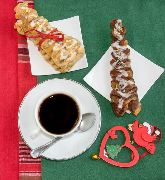 Coffee, two croissants and vintage Christmas decoration. — Stock Photo, Image