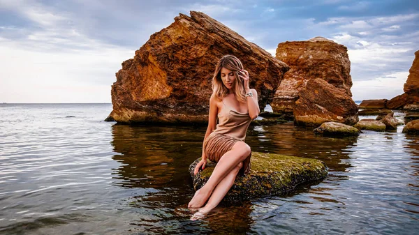 Beautiful Young Woman Dress Sitting Stone Seawater Rocks — Stock Photo, Image