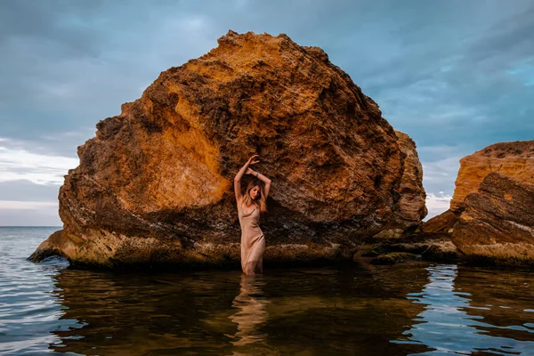Bela Jovem Mulher Vestido Posando Água Mar Entre Rochas — Fotografia de Stock