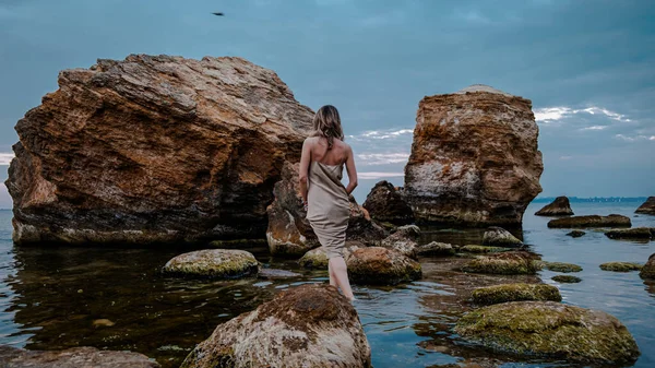Вид Ззаду Молодої Жінки Одязі Позує Морській Воді Серед Каменів Стокове Зображення