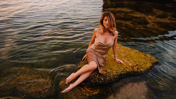 Hermosa Mujer Joven Vestido Sentado Descalzo Sobre Piedra Agua Mar —  Fotos de Stock