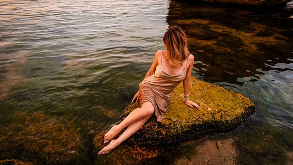 Beautiful Young Woman Dress Sitting Barefoot Stone Seawater — Stock Photo, Image