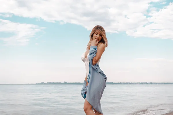 Cute Attractive Girl White Bodysuit Jeans Shirt Posing Sandy Shore — Stock Photo, Image