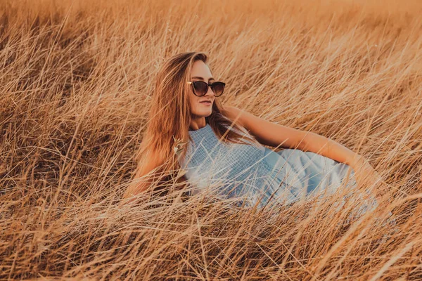 Sorrindo Bela Jovem Vestido Verão Óculos Sol Deitado Entre Grama — Fotografia de Stock