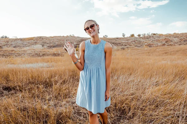 Glad Vacker Ung Kvinna Sommarklänning Och Solglasögon Poserar Ängen — Stockfoto