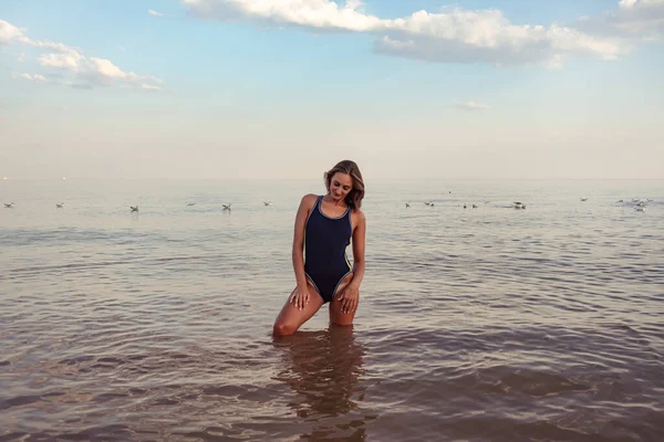 Bela Jovem Bronzeada Maiô Preto Posando Água Mar Costa Arenosa — Fotografia de Stock