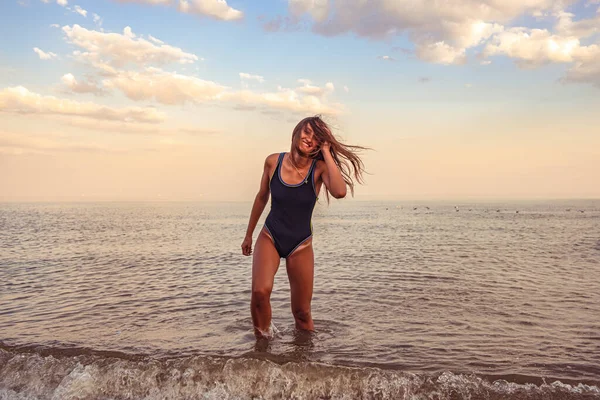 Feliz Jovem Bronzeada Maiô Preto Andando Água Mar Costa Arenosa — Fotografia de Stock