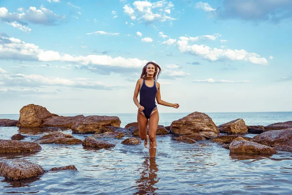 Šťastná Opálená Mladá Žena Černých Plavkách Skákání Zdviženými Pažemi Mořské — Stock fotografie