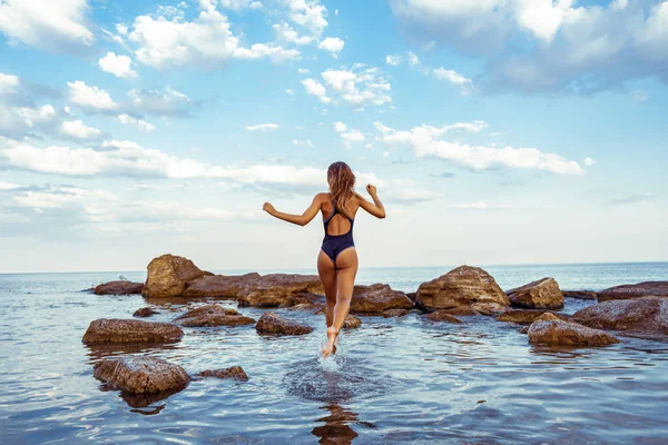 Vue Arrière Jeune Femme Bronzée Maillot Bain Noir Sautant Avec Photo De Stock