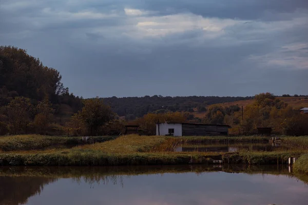 Malerischer Blick Auf Haus Ufer Ruhigen Fluss Bei Sonnigem Tag Stockbild