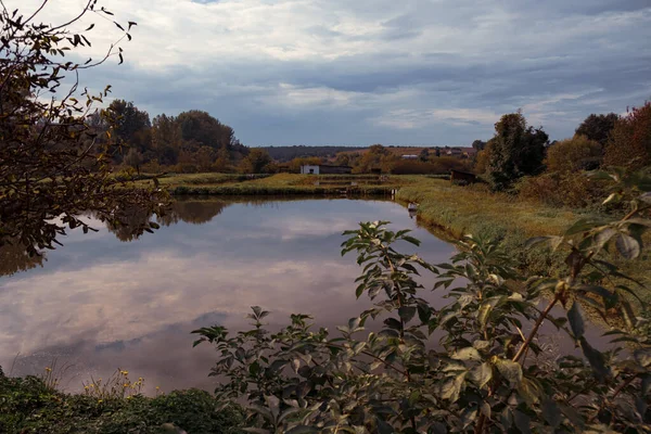 Malerischer Blick Auf Haus Ufer Ruhigen Fluss Bei Sonnigem Tag Stockbild