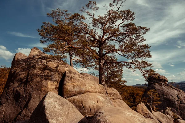 Vue Pittoresque Sur Les Collines Rocheuses Sous Ciel Bleu Par Image En Vente