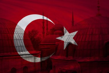 Arka planda İstanbul manzaralı Türk bayrağı