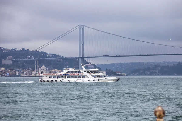 Küçük yolcu gemisi boğaz içinde yelken. — Stok fotoğraf