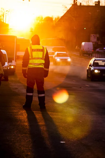 Polis memuru gözlemlemek yoğun trafik — Stok fotoğraf