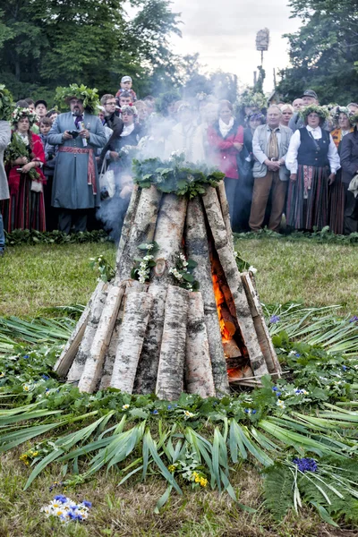 Menschenmenge Lagerfeuer feiern Mittsommer Sommersonnenwende — Stockfoto