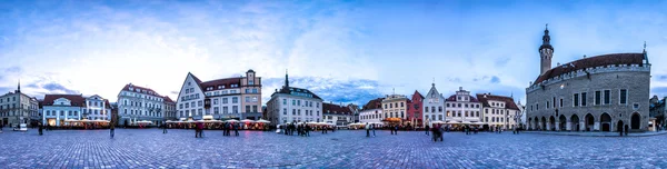 Skyline notturno della Piazza del Municipio di Tallinn, Estonia — Foto Stock