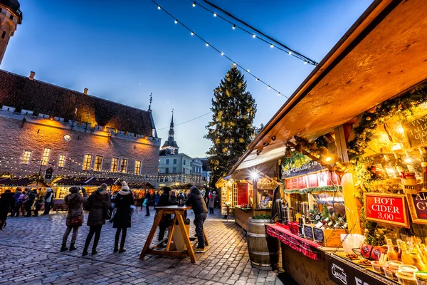 Tradicional mercado de Navidad en el casco antiguo de Tallinn. —  Fotos de Stock