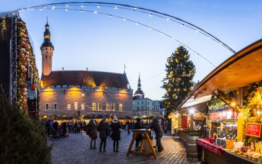 Tallinn eski şehirde geleneksel Noel Pazar.