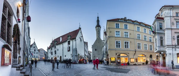 Calles atestadas de gente de ciudad vieja de Tallin — Foto de Stock