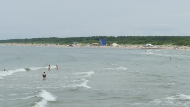 Människor avkopplande i Palanga Beach — Stockvideo