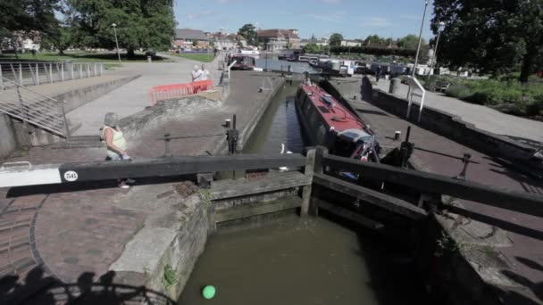 Boat travelers going through the canal lock — Stock Video