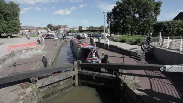 Reizigers van de boot gaan door de kanaal sluis — Stockvideo