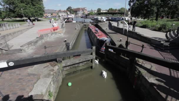 Viajantes de barco atravessando a fechadura do canal — Vídeo de Stock