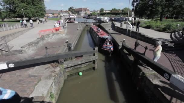 Viaggiatori in barca che attraversano la chiusa del canale — Video Stock