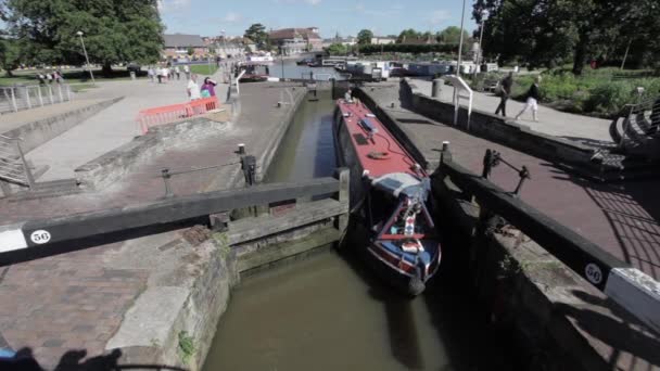 Viajeros en barco que atraviesan el canal — Vídeo de stock