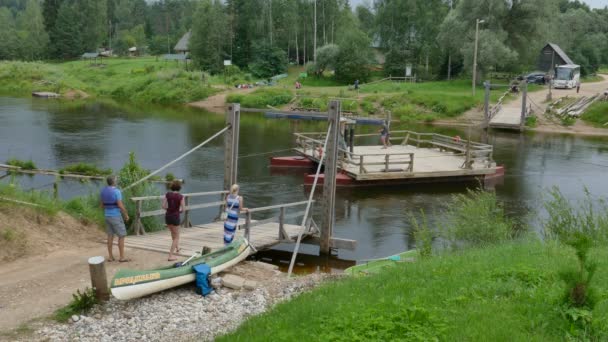 Ligatne feribot öbür tarafa Gauja Nehri — Stok video