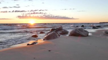 Deniz günbatımı Baltık Denizi üzerinde