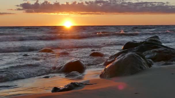 Pôr do sol à beira-mar no mar Báltico — Vídeo de Stock