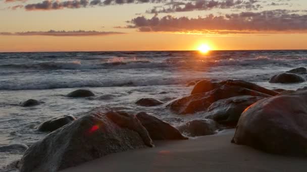 Pôr do sol à beira-mar no mar Báltico — Vídeo de Stock