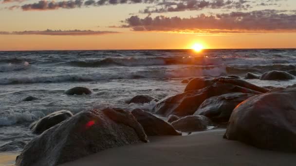 Захід сонця узбережжя на Балтійському морі — стокове відео
