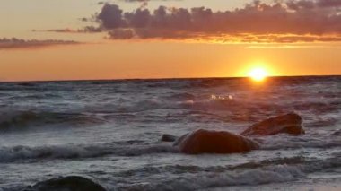 Deniz günbatımı Baltık Denizi üzerinde