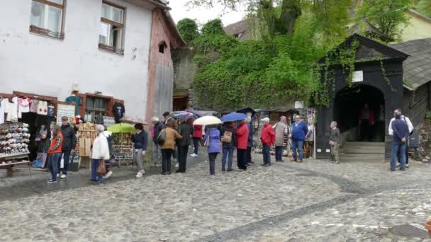 Туристы возле крытой лестницы в Старом городе Сигишоара — стоковое видео