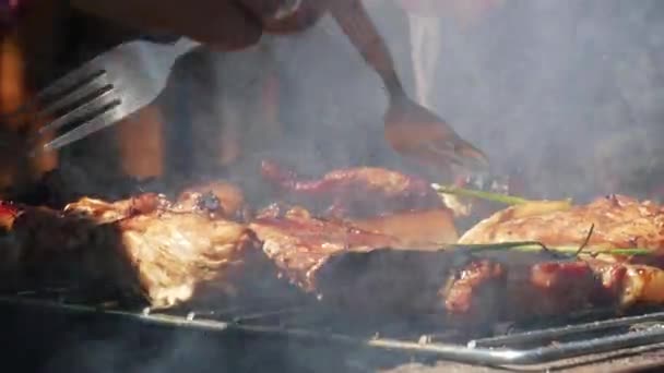 Bife de carne de porco na churrasqueira — Vídeo de Stock