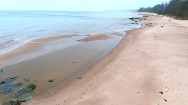 Mosca aérea a lo largo de playa de arena — Vídeos de Stock