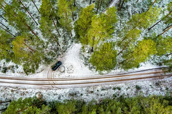 Vue Aérienne De La Voiture Noire Sur La Route De La Forêt Couverte De Neige — Photo