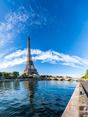 Eyfel Kulesi 'nin manzarası ve Paris' teki Seine Nehri 'nin manzarası.