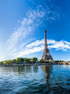 Eyfel Kulesi 'nin manzarası ve Paris' teki Seine Nehri 'nin manzarası.