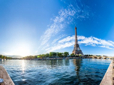 Eyfel Kulesi 'nin manzarası ve Paris' teki Seine Nehri 'nin manzarası.