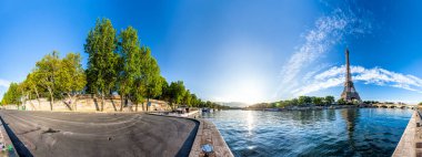 Eyfel Kulesi 'nin manzarası ve Paris' teki Seine Nehri 'nin manzarası.