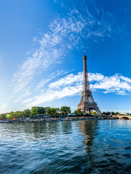 Panorama de la Tour Eiffel et du bord de Seine à Paris — Photo