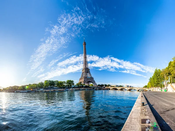 Panorama de la Tour Eiffel et du bord de Seine à Paris — Photo