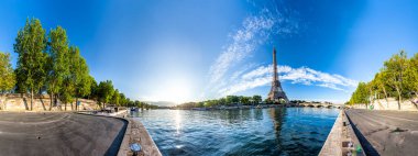 Eyfel Kulesi 'nin manzarası ve Paris' teki Seine Nehri 'nin manzarası.