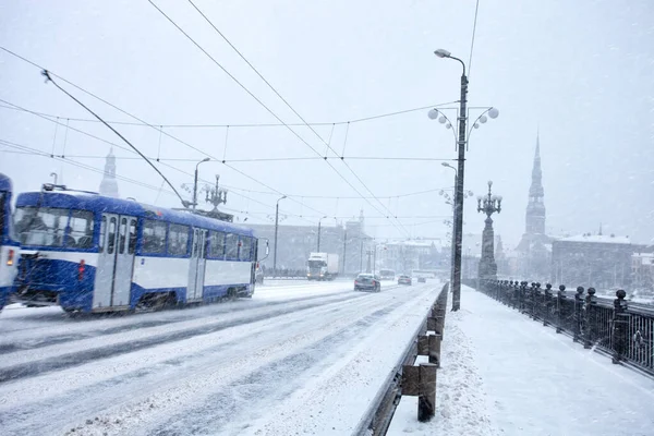 Slow traffic during heavy snow storm — Stock Photo, Image